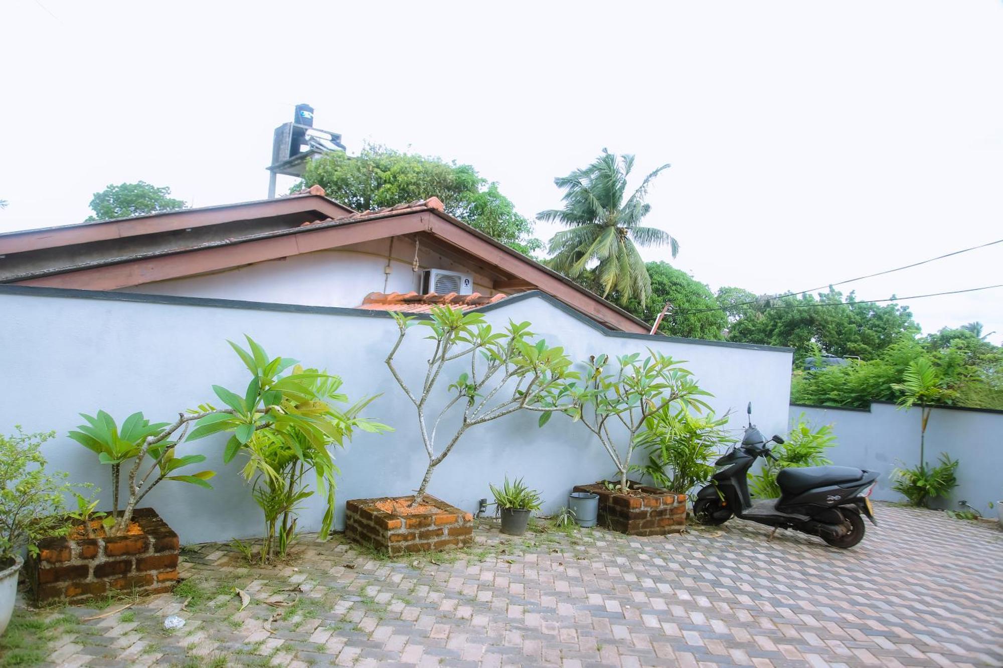 Blue Sky Hotel Mirissa Exterior photo